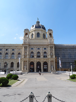 Front facade of the art museum with a rotunda over the entryway